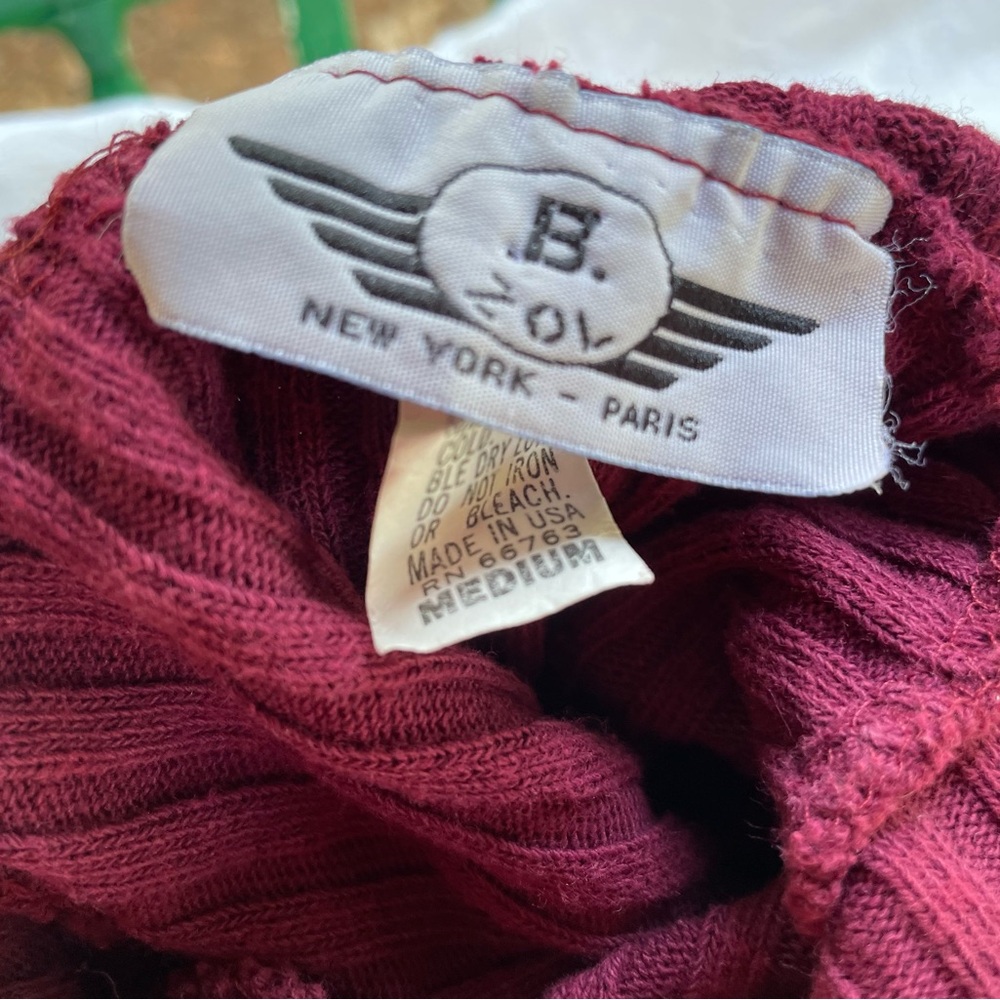 Elegant Maroon Ribbed Turtleneck Sweater - Picture 2 of 2